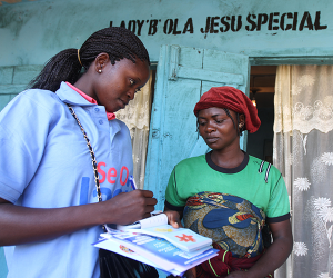 A woman, Ruth Adebayo, is referred by a family planning mobilizer during a visibility parade near Orolodo primary health centre in Omuaran township in Nigeria’s central state of Kwara. © 2012 Akintunde Akinleye/NURHI, Courtesy of Photoshare